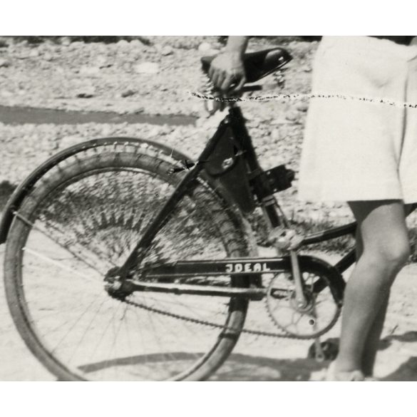 Csinos fiatal nő Ideal kerékpárral, bicikli, jármű, közlekedés, Horthy-korszak, 1930-as évek, Eredeti fotó, papírkép.  