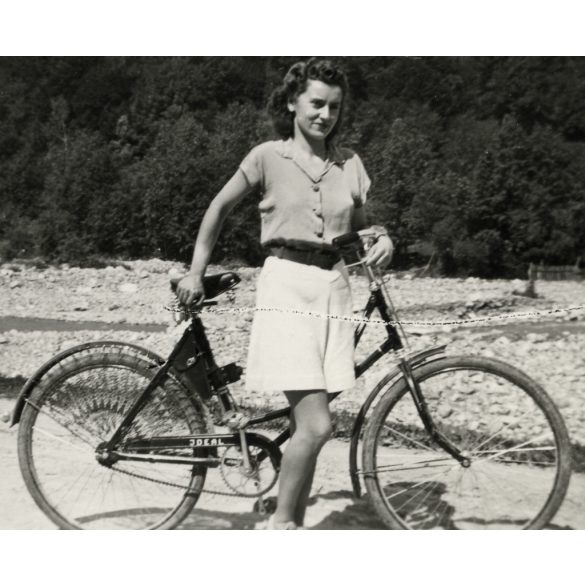 Csinos fiatal nő Ideal kerékpárral, bicikli, jármű, közlekedés, Horthy-korszak, 1930-as évek, Eredeti fotó, papírkép.  