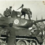 Forradalom 1956, Budapest, magyar tank Kossuth címerrel, Szabadság híd, katona, fegyver, harckocsi, kommunizmus, 1950-es évek, Eredeti fotó, papírkép.  