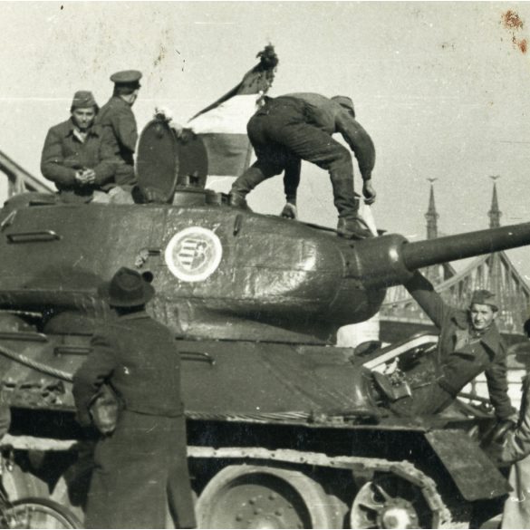Forradalom 1956, Budapest, magyar tank Kossuth címerrel, Szabadság híd, katona, fegyver, harckocsi, kommunizmus, 1950-es évek, Eredeti fotó, papírkép.  