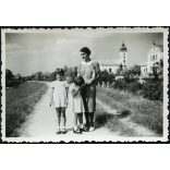 Elegáns nő lányaival sétál a töltésen, Dunavecse, templom, Horthy-korszak, 1939, 1930-as évek, helytörténet, Eredeti fotó, papírkép.  