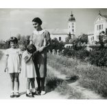 Elegáns nő lányaival sétál a töltésen, Dunavecse, templom, Horthy-korszak, 1939, 1930-as évek, helytörténet, Eredeti fotó, papírkép.  