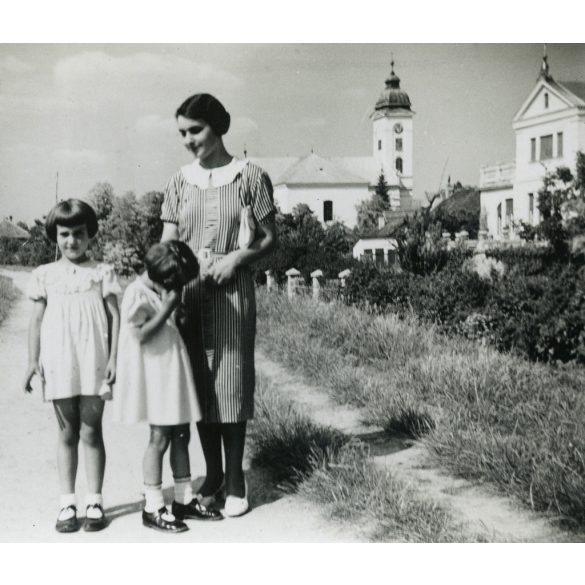 Elegáns nő lányaival sétál a töltésen, Dunavecse, templom, Horthy-korszak, 1939, 1930-as évek, helytörténet, Eredeti fotó, papírkép.  