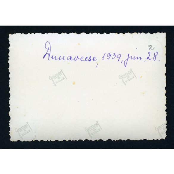 Elegáns nő lányaival sétál a töltésen, Dunavecse, templom, Horthy-korszak, 1939, 1930-as évek, helytörténet, Eredeti fotó, papírkép.  