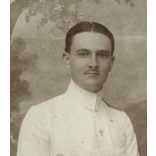 Férfi („Puby”) világos színű egyenruhában, cserkész?, tengerész?, folyamőr?, Horthy-korszak,  1921, 1920-as évek, Eredeti fotó, papírkép.   