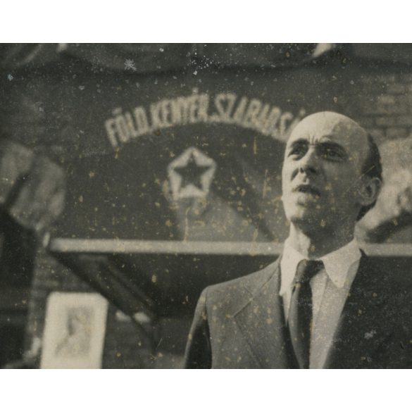 FOTO MAFIRT, kommunista agitáció, Rákoskeresztúr, vasútállomás,  Major Tamás színész (?), „Föld, kenyér , szabadság” propaganda felirat,  helytörténet, Pest megye, 1940-es évek, Eredeti fotó, pecséttel jelzett papírkép. 