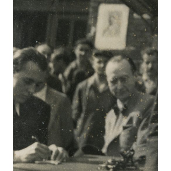FOTO MAFIRT, kommunista agitáció, Rákoskeresztúr, vasútállomás,  Major Tamás színész (?), „Föld, kenyér , szabadság” propaganda felirat,  helytörténet, Pest megye, 1940-es évek, Eredeti fotó, pecséttel jelzett papírkép. 