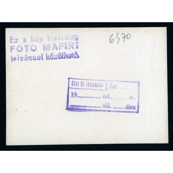 FOTO MAFIRT, kommunista agitáció, Rákoskeresztúr, vasútállomás,  Major Tamás színész (?), „Föld, kenyér , szabadság” propaganda felirat,  helytörténet, Pest megye, 1940-es évek, Eredeti fotó, pecséttel jelzett papírkép. 