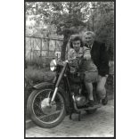 Elegáns pár Pannonia motorkerékpáron, jármű, közlekedés, motorbicikli, szocializmus, 1960-as évek, Eredeti fotó, papírkép.  