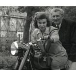 Elegáns pár Pannonia motorkerékpáron, jármű, közlekedés, motorbicikli, szocializmus, 1960-as évek, Eredeti fotó, papírkép.  