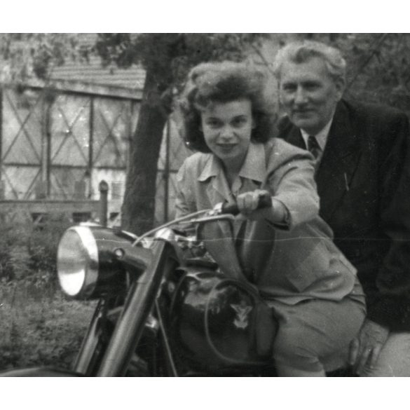 Elegáns pár Pannonia motorkerékpáron, jármű, közlekedés, motorbicikli, szocializmus, 1960-as évek, Eredeti fotó, papírkép.  
