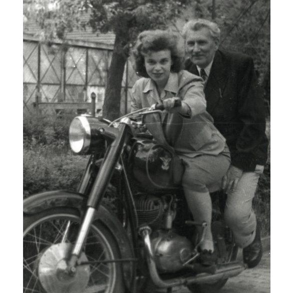 Elegáns pár Pannonia motorkerékpáron, jármű, közlekedés, motorbicikli, szocializmus, 1960-as évek, Eredeti fotó, papírkép.  