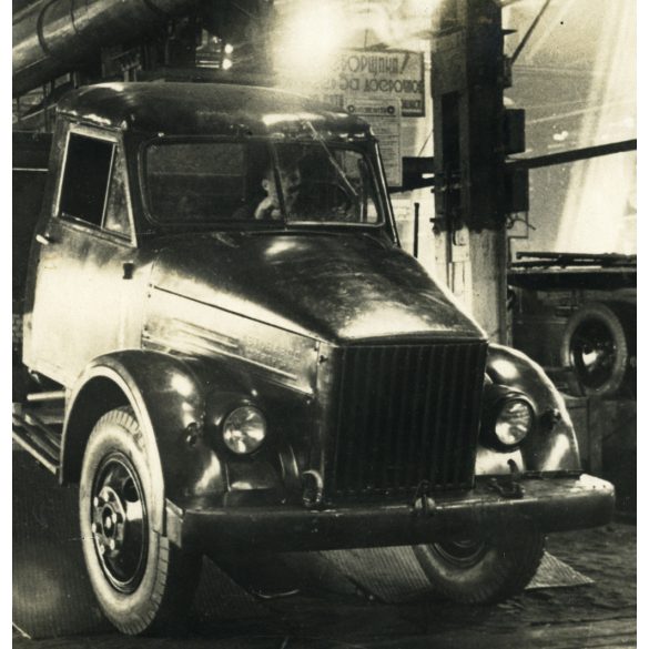 Nagyobb méret, SIB Photoservice MOSCOW, GAZ-51-es teherautó a Molotov-Gorkij autógyárban, jármű, közlekedés, Szovjetunió, kommunizmus, 1940-es évek, Eredeti hátulján feliratozott sajtófotó, papírkép.  