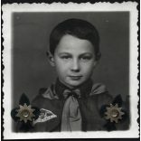 Végh Lajos műterme, cserkész fiú, Szabó János Tibor igazolványképe, Debrecen, egyenruha, Horthy-korszak, 1931, 1930-as évek, Eredeti hátulján feliratozott, pecséttel jelzett fotó, papírkép.   