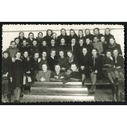   Névery fotó, gimnáziumi lányosztály, Komárom, a fotó hátoldalán a tanulók nevei, iskola, Horthy-korszak, helytörténet, 1944, 1940-es évek, Eredeti fotó, feliratozott, bélyegzett papírkép.  