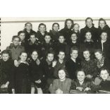Névery fotó, gimnáziumi lányosztály, Komárom, a fotó hátoldalán a tanulók nevei, iskola, Horthy-korszak, helytörténet, 1944, 1940-es évek, Eredeti fotó, feliratozott, bélyegzett papírkép.  
