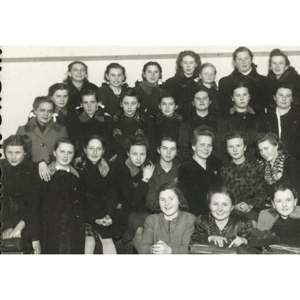 Névery fotó, gimnáziumi lányosztály, Komárom, a fotó hátoldalán a tanulók nevei, iskola, Horthy-korszak, helytörténet, 1944, 1940-es évek, Eredeti fotó, feliratozott, bélyegzett papírkép.  