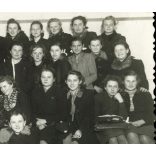 Névery fotó, gimnáziumi lányosztály, Komárom, a fotó hátoldalán a tanulók nevei, iskola, Horthy-korszak, helytörténet, 1944, 1940-es évek, Eredeti fotó, feliratozott, bélyegzett papírkép.  