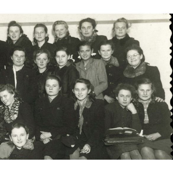 Névery fotó, gimnáziumi lányosztály, Komárom, a fotó hátoldalán a tanulók nevei, iskola, Horthy-korszak, helytörténet, 1944, 1940-es évek, Eredeti fotó, feliratozott, bélyegzett papírkép.  