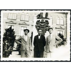   Fiatal férfiak a szobornál, Gönc, városkép, Horthy-korszak, helytörténet, 1937, 1930-as évek, Eredeti fotó, feliratozott, papírkép.  