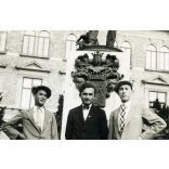 Fiatal férfiak a szobornál, Gönc, városkép, Horthy-korszak, helytörténet, 1937, 1930-as évek, Eredeti fotó, feliratozott, papírkép.  