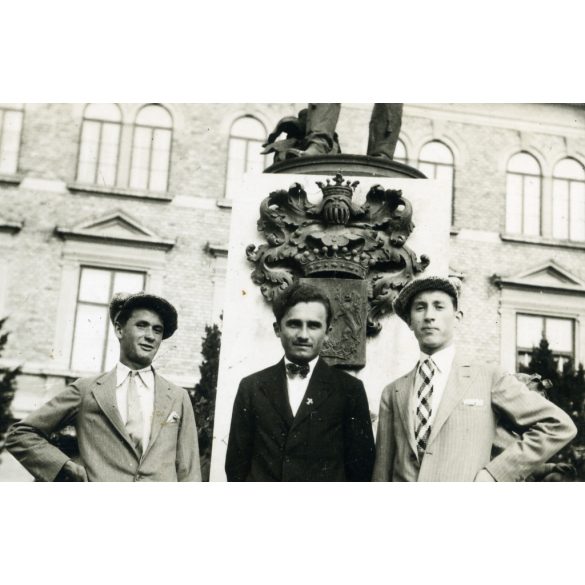 Fiatal férfiak a szobornál, Gönc, városkép, Horthy-korszak, helytörténet, 1937, 1930-as évek, Eredeti fotó, feliratozott, papírkép.  