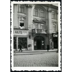   A Fekete Sas vendéglő háza, Kassa, Felvidék, Fő utca 29, Hajts Kornél üzlete, kirakat, utcakép, Horthy-korszak, helytörténet, 1930-as évek, Eredeti fotó, papírkép.   