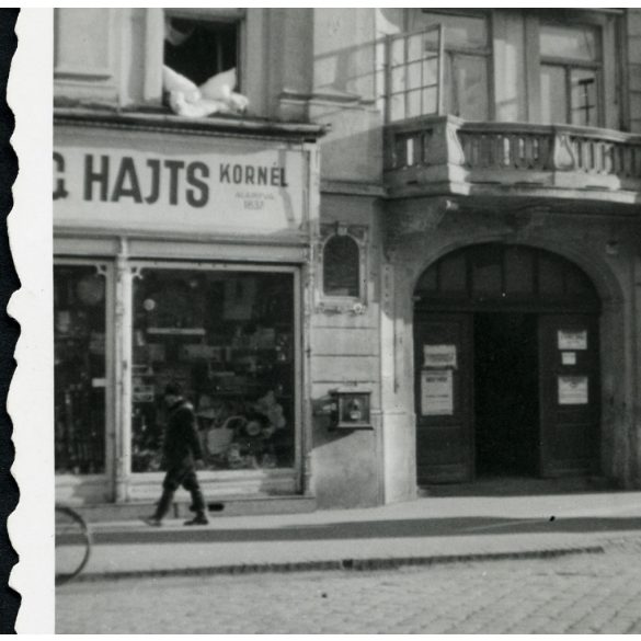 A Fekete Sas vendéglő háza, Kassa, Felvidék, Fő utca 29, Hajts Kornél üzlete, kirakat, utcakép, Horthy-korszak, helytörténet, 1930-as évek, Eredeti fotó, papírkép.   