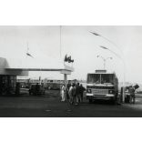 Export Ikarus csuklós autóbuszok egy benzinkúton, Egyiptom, jármű, közlekedés, 1970-es évek, Eredeti fotó, papírkép.   