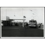 Export Ikarus csuklós autóbuszok egy benzinkúton, Egyiptom, jármű, közlekedés, 1970-es évek, Eredeti fotó, papírkép.   