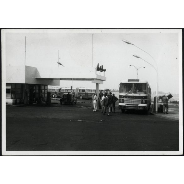 Export Ikarus csuklós autóbuszok egy benzinkúton, Egyiptom, jármű, közlekedés, 1970-es évek, Eredeti fotó, papírkép.   