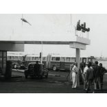 Export Ikarus csuklós autóbuszok egy benzinkúton, Egyiptom, jármű, közlekedés, 1970-es évek, Eredeti fotó, papírkép.   