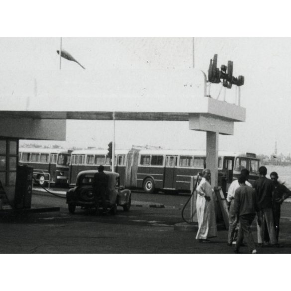 Export Ikarus csuklós autóbuszok egy benzinkúton, Egyiptom, jármű, közlekedés, 1970-es évek, Eredeti fotó, papírkép.   