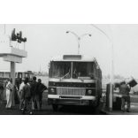 Export Ikarus csuklós autóbuszok egy benzinkúton, Egyiptom, jármű, közlekedés, 1970-es évek, Eredeti fotó, papírkép.   