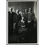 Úri társaság, magyar katonatiszt egyenruhában, Szelecsényi Antalné, dr. Szőnyi Gyula, dr. Hegyi Károly, dr. Szelecsényi Andor ügyvéd, Pajor Lajos, érdemrend, 1930-as évek, Eredeti fotó, hátulján feliratozott papírkép.   