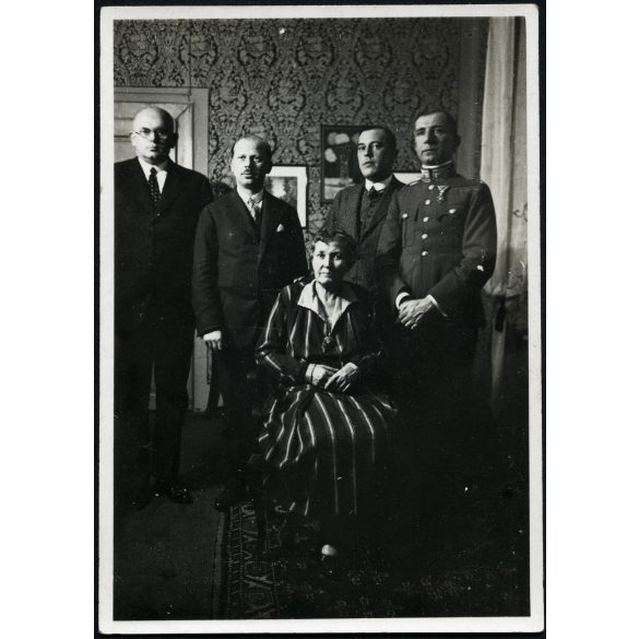 Úri társaság, magyar katonatiszt egyenruhában, Szelecsényi Antalné, dr. Szőnyi Gyula, dr. Hegyi Károly, dr. Szelecsényi Andor ügyvéd, Pajor Lajos, érdemrend, 1930-as évek, Eredeti fotó, hátulján feliratozott papírkép.   
