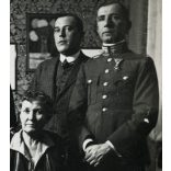 Úri társaság, magyar katonatiszt egyenruhában, Szelecsényi Antalné, dr. Szőnyi Gyula, dr. Hegyi Károly, dr. Szelecsényi Andor ügyvéd, Pajor Lajos, érdemrend, 1930-as évek, Eredeti fotó, hátulján feliratozott papírkép.   