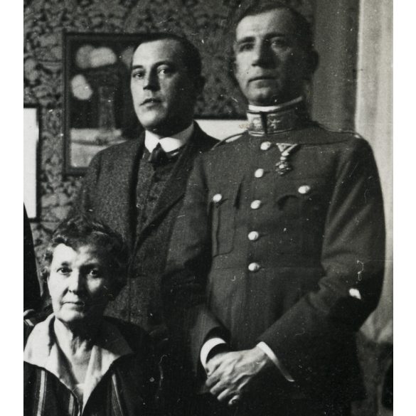 Úri társaság, magyar katonatiszt egyenruhában, Szelecsényi Antalné, dr. Szőnyi Gyula, dr. Hegyi Károly, dr. Szelecsényi Andor ügyvéd, Pajor Lajos, érdemrend, 1930-as évek, Eredeti fotó, hátulján feliratozott papírkép.   