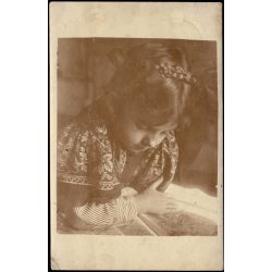   Kislány könyvvel az asztalnál, Ágya, Erdély, copf, monarchia, helytörténet, 1916, 1910-es évek, Eredeti fotó, hátulján feliratozott papírkép.   