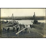 Magyar katonák egyenruhában hidat építenek valamelyik fronton, 1. világháború, monarchia, 1910-es évek, Eredeti fotó, papírkép.   