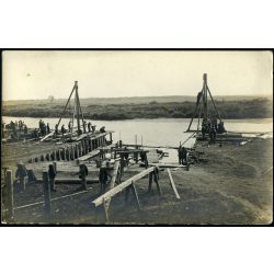   Magyar katonák egyenruhában hidat építenek valamelyik fronton, 1. világháború, monarchia, 1910-es évek, Eredeti fotó, papírkép.   
