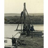 Magyar katonák egyenruhában hidat építenek valamelyik fronton, 1. világháború, monarchia, 1910-es évek, Eredeti fotó, papírkép.   