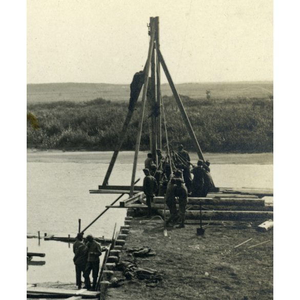 Magyar katonák egyenruhában hidat építenek valamelyik fronton, 1. világháború, monarchia, 1910-es évek, Eredeti fotó, papírkép.   