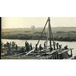 Magyar katonák egyenruhában hidat építenek valamelyik fronton, 1. világháború, monarchia, 1910-es évek, Eredeti fotó, papírkép.   