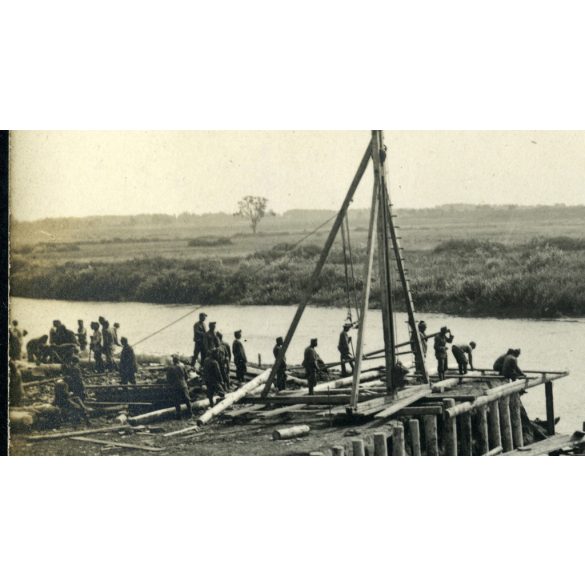 Magyar katonák egyenruhában hidat építenek valamelyik fronton, 1. világháború, monarchia, 1910-es évek, Eredeti fotó, papírkép.   