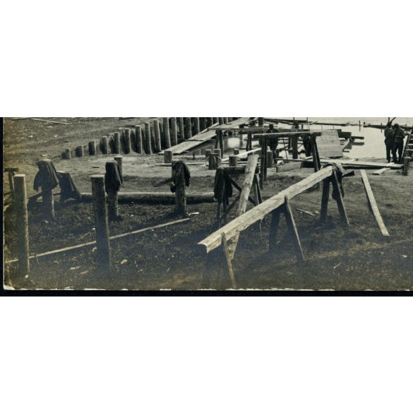Magyar katonák egyenruhában hidat építenek valamelyik fronton, 1. világháború, monarchia, 1910-es évek, Eredeti fotó, papírkép.   
