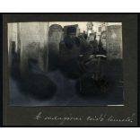 „A sadagórai zsidó temető”. Sadhora (Sadagora), Ukrajna, magyar katona egyenruhában a zsidó temetőben, judaika, keleti front, , 1. világháború, monarchia, 1910-es évek, Eredeti fotó, feliratozott kartonra kasírozott papírkép. 