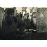 „A sadagórai zsidó temető”. Sadhora (Sadagora), Ukrajna, magyar katona egyenruhában a zsidó temetőben, judaika, keleti front, , 1. világháború, monarchia, 1910-es évek, Eredeti fotó, feliratozott kartonra kasírozott papírkép. 