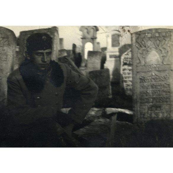 „A sadagórai zsidó temető”. Sadhora (Sadagora), Ukrajna, magyar katona egyenruhában a zsidó temetőben, judaika, keleti front, , 1. világháború, monarchia, 1910-es évek, Eredeti fotó, feliratozott kartonra kasírozott papírkép. 