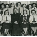 Nőmozgalom, fiatal nők „Félre a férfiakkal. Le a rabigával”, feliratú táblákkal, lelkész, pap, egyház, Horthy-korszak, 1941, 1940-es évek, Eredeti fotó, papírkép, hátulján Rajna Margit aláírásával.  